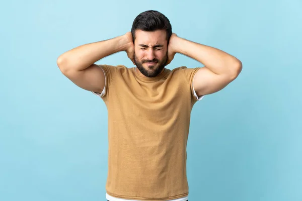 Joven Hombre Guapo Con Barba Sobre Fondo Aislado Frustrado Cubriendo — Foto de Stock