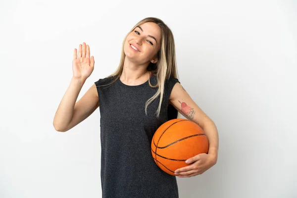 Молодая Женщина Играет Баскетбол Над Изолированной Белой Стеной Приветствуя Руку — стоковое фото