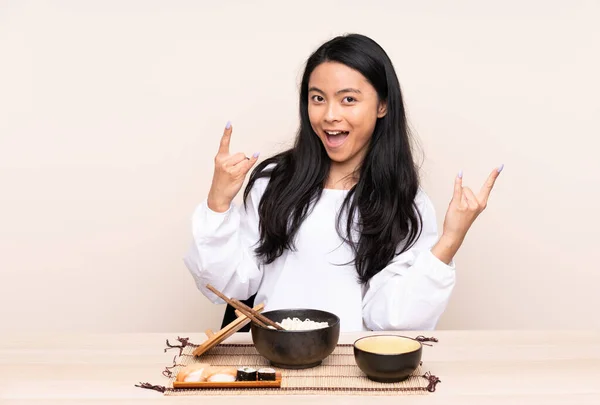 Έφηβη Ασιάτισσα Που Τρώει Ασιατικό Φαγητό Απομονωμένο Μπεζ Φόντο Κάνοντας — Φωτογραφία Αρχείου