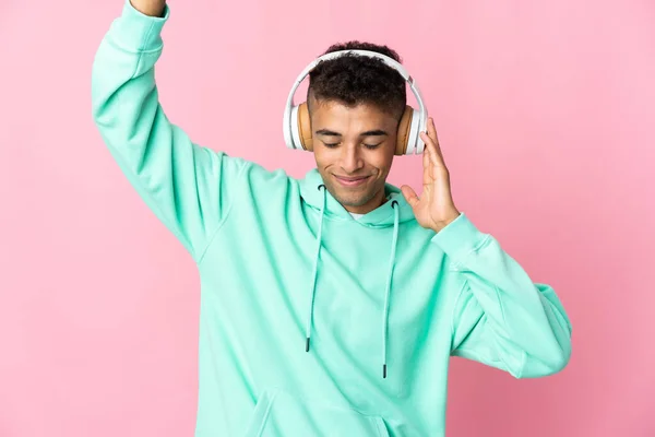 Jovem Brasileiro Isolado Fundo Rosa Ouvindo Música Dançando — Fotografia de Stock