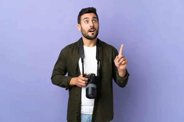 Fotograaf Man Geïsoleerde Paarse Achtergrond Denken Een Idee Met Vinger — Stockfoto