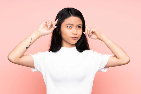 Adolescente Mujer China Aislada Sobre Fondo Rosa Teniendo Dudas Pensando — Foto de Stock