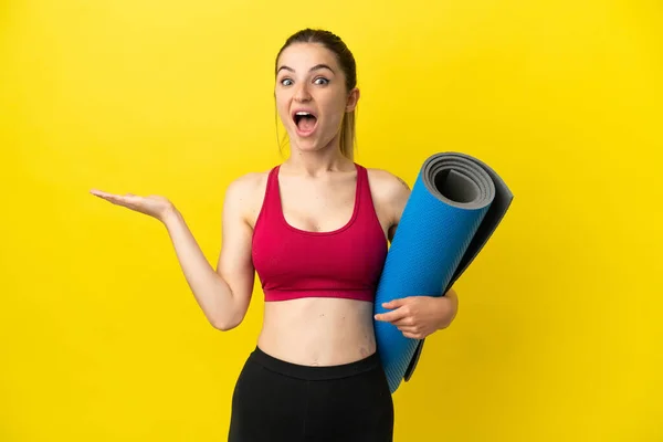 Ung Sport Kvinna Till Yogaklasser Samtidigt Hålla Matta Med Chockad — Stockfoto