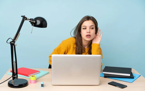 Estudiante Chica Estudiando Casa Aislada Sobre Fondo Azul Escuchando Algo — Foto de Stock