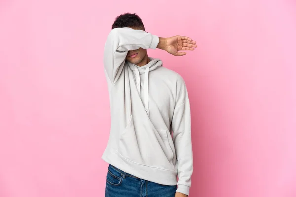 Junger Brasilianer Isoliert Auf Rosa Hintergrund Der Die Augen Mit — Stockfoto