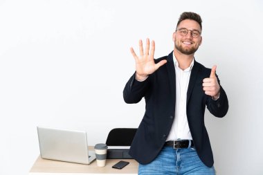 Beyaz arka planda izole edilmiş bir ofisteki Rus adam parmakları olan altı kişi saydı.