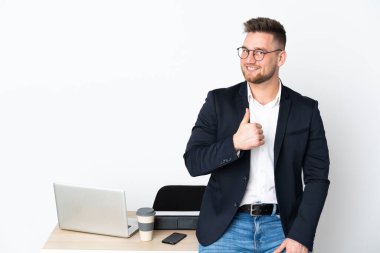 Beyaz arka planda izole edilmiş bir ofiste Rus bir adam baş parmak işareti yapıyor.