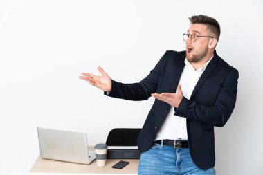 Ofisteki Rus adam beyaz arka planda, şaşırmış yüz ifadesi ile izole edilmiş.