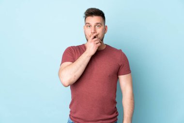 Tecrit edilmiş Rus yakışıklı adam şaşırmış ve şaşırmış görünüyor.