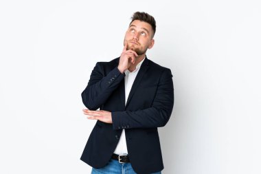 Genç Rus iş adamı beyaz arka planda bir fikir düşünüyor.