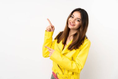 Beyaz arka planda izole edilmiş genç beyaz kadın işaret parmağıyla işaret etmek harika bir fikir.