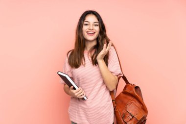 Üniversiteye giden genç bir bayan pembe arka plan yüzünden mutsuz ve hayal kırıklığına uğramış.