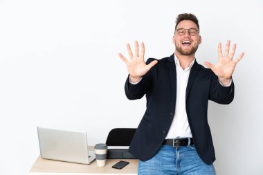 Beyaz arka planda izole edilmiş bir ofisteki Rus adam parmaklarıyla 10 kişi sayıyor.