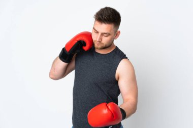 Beyaz arka planda boks eldivenli Rus sporcu.