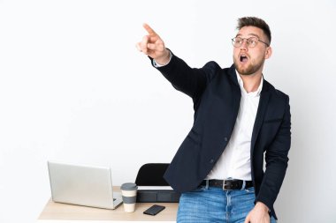 Beyaz arka planda izole edilmiş bir ofiste Rus bir adam.