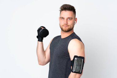 Beyaz arka planda izole edilmiş Rus sporcu halter yapıyor.