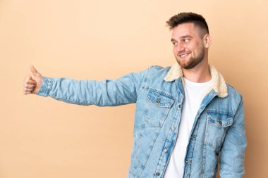 Tecrit edilmiş Rus yakışıklı adam iyi niyet gösterisi yapıyor.