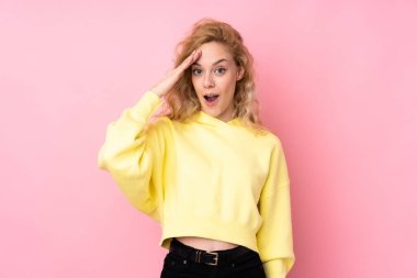 Pembe arka planda eşofman giyen genç sarışın kadın bir şeyin farkına vardı ve çözüme niyetlendi.