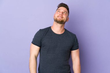 Tecrit edilmiş Rus yakışıklı adam bir fikir düşünürken yukarı bakıyor.