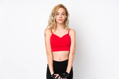 Beyaz arka planda izole edilmiş genç sarışın bir kadın.