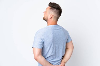 Rus yakışıklı adam izole edilmiş arka planda ve geriye bakıyor