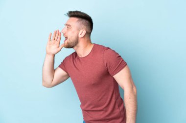 Tecrit edilmiş, ağzı açık bir şekilde bağıran Rus yakışıklı bir adam.