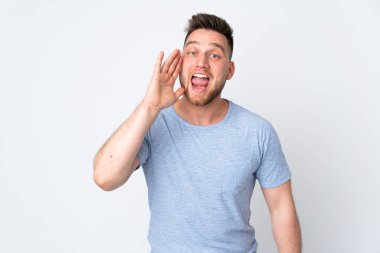 Tecrit edilmiş, ağzı açık, bağıran Rus yakışıklı adam.