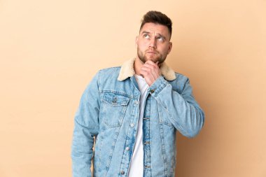 Tecrit edilmiş Rus yakışıklı adamın şüpheleri ve düşünceleri var.