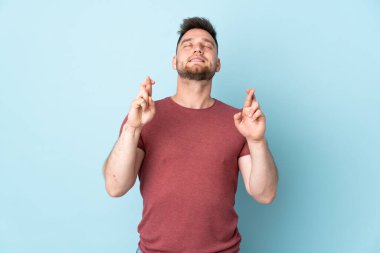 Rus yakışıklı adam izole olmuş, parmaklarını çapraz yapıp en iyisini diliyor.