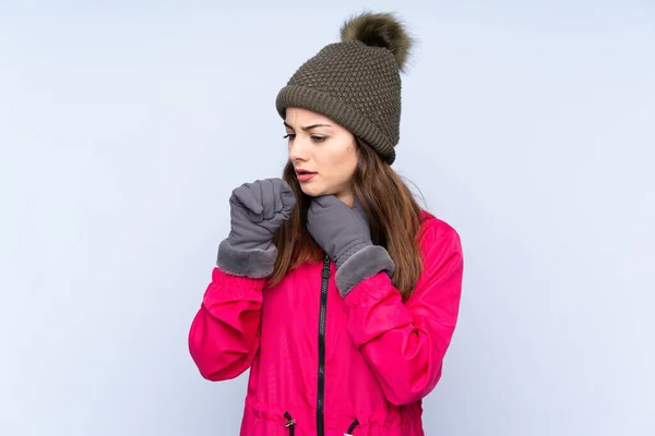Ung Flicka Med Vinter Hatt Isolerad Blå Bakgrund Lider Med — Stockfoto