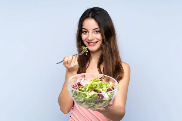 Jovem Caucasiana Segurando Uma Salada Isolada Fundo Azul — Fotografia de Stock