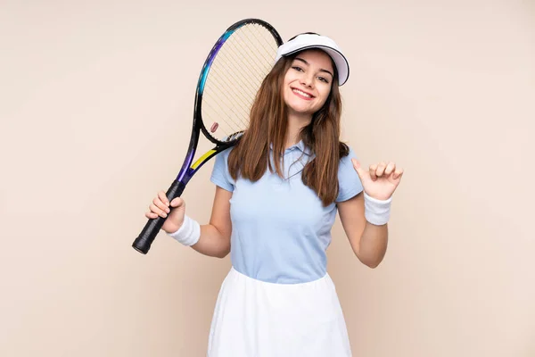 Joven Mujer Caucásica Aislada Sobre Fondo Beige Jugando Tenis Orgulloso — Foto de Stock