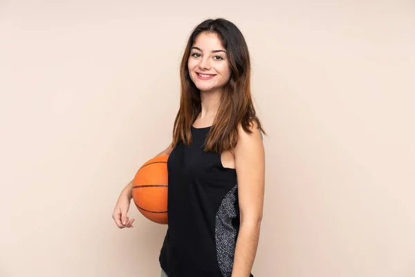 Молода Біла Жінка Ізольована Бежевому Фоні Граючи Баскетбол — стокове фото