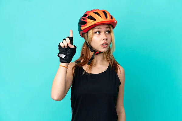 Zole Edilmiş Mavi Arka Planda Genç Bisikletçi Kız Parmağını Kaldırarak — Stok fotoğraf
