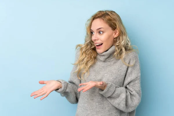 Junge Blonde Frau Trägt Einen Pullover Auf Blauem Hintergrund Mit — Stockfoto