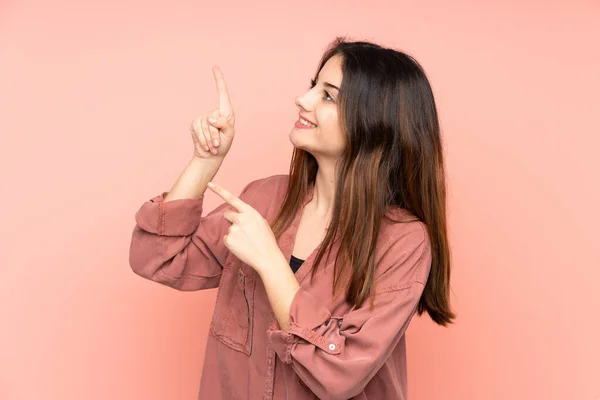 Mulher Caucasiana Jovem Isolado Fundo Rosa Apontando Com Dedo Indicador — Fotografia de Stock