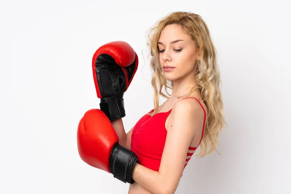 若いですブロンド女性絶縁上の白い背景にボクシング手袋 — ストック写真