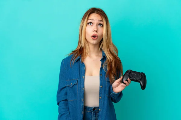 Teenager Ξανθιά Κοπέλα Παίζει Ένα Χειριστήριο Βιντεοπαιχνιδιών Πάνω Από Απομονωμένο — Φωτογραφία Αρχείου