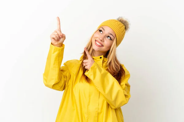 Adolescente Blonde Portant Manteau Imperméable Sur Fond Blanc Isolé Pointant — Photo