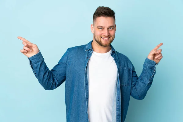 Hombre Guapo Ruso Aislado Sobre Fondo Azul Señalando Dedo Los —  Fotos de Stock