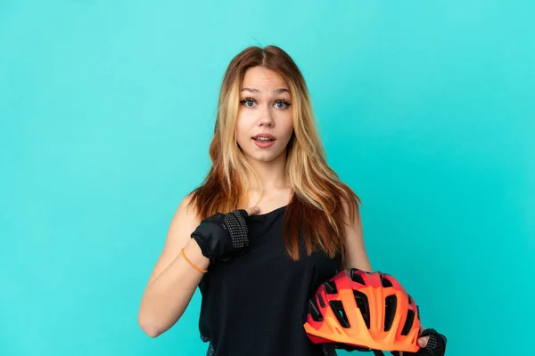 Junge Radfahrerin Mädchen Über Isolierten Blauen Hintergrund Mit Überraschung Gesichtsausdruck — Stockfoto