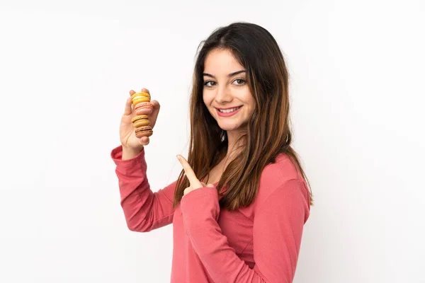 Joven Mujer Caucásica Aislada Sobre Fondo Rosa Sosteniendo Coloridos Macarones —  Fotos de Stock