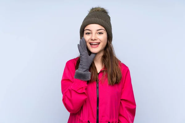 Νεαρή Κοπέλα Χειμερινό Καπέλο Απομονωμένη Μπλε Φόντο Φωνάζοντας Ανοιχτό Στόμα — Φωτογραφία Αρχείου