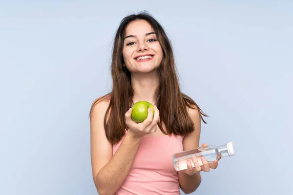 Jonge Blanke Vrouw Geïsoleerd Blauwe Achtergrond Met Een Appel Met — Stockfoto