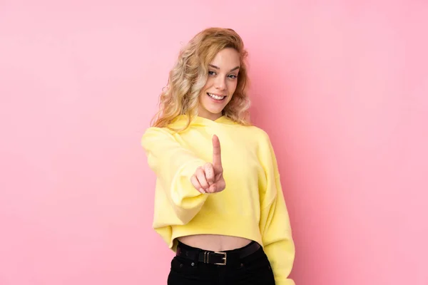 Молода Блондинка Сорочці Ізольована Рожевому Фоні Показуючи Піднімаючи Палець — стокове фото
