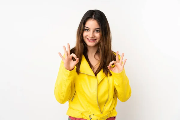 Молода Біла Жінка Ізольована Білому Тлі Показуючи Знак Пальцями — стокове фото