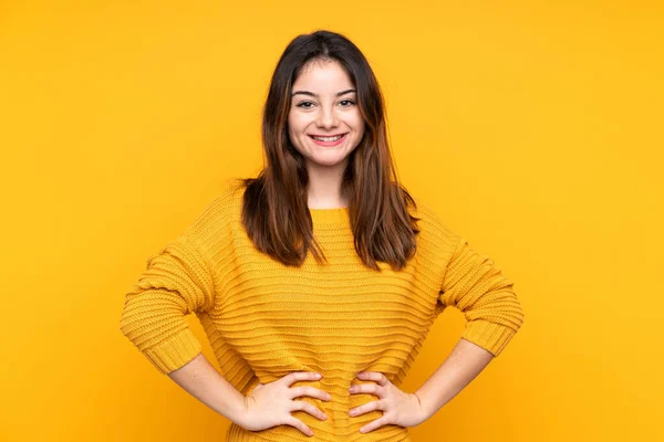 Młoda Biała Kobieta Odizolowana Żółtym Tle Pozująca Rękami Biodrze Uśmiechnięta — Zdjęcie stockowe