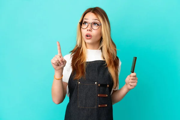 Young Hairdresser Girl Isolated Blue Background Thinking Idea Pointing Finger — Stock Photo, Image