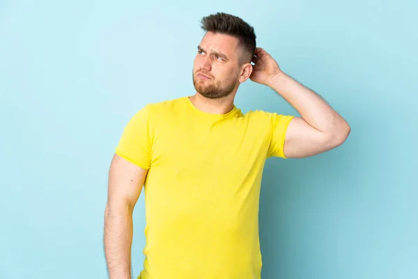 Russo Bonito Homem Isolado Fundo Azul Ter Dúvidas Coçar Cabeça — Fotografia de Stock