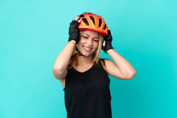 Junges Radfahrermädchen Lacht Über Einsamen Blauen Hintergrund — Stockfoto